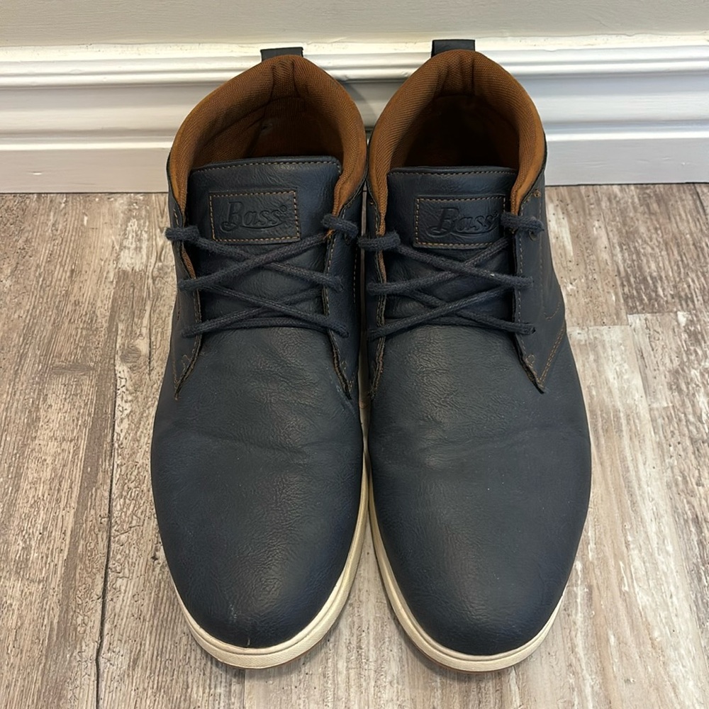 Slightly used blue Bass Men’s dress shoe. No tag, no box.